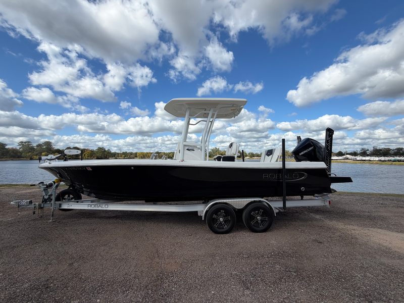 2023 Robalo 246 Cayman