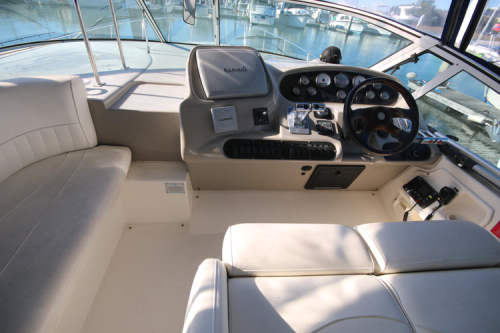 2004 Cruisers Yachts 370