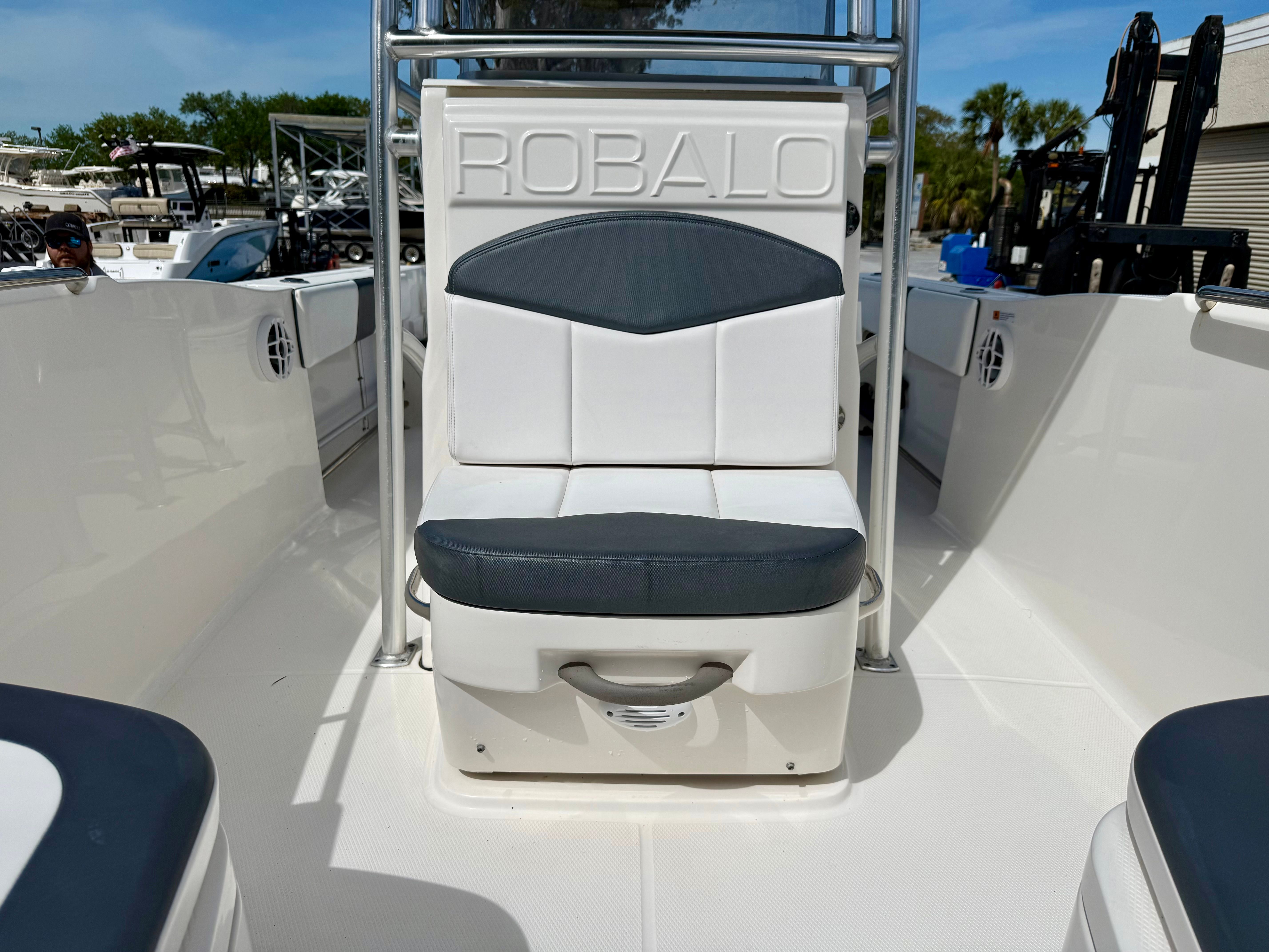 2021 Robalo R200